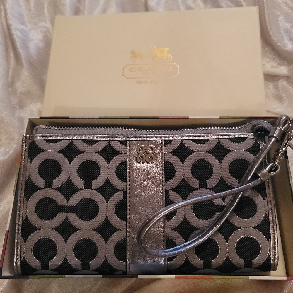 NEW W Box Coach Julia Optic Signature Lurex Silver & Black 1Convertible Clutch